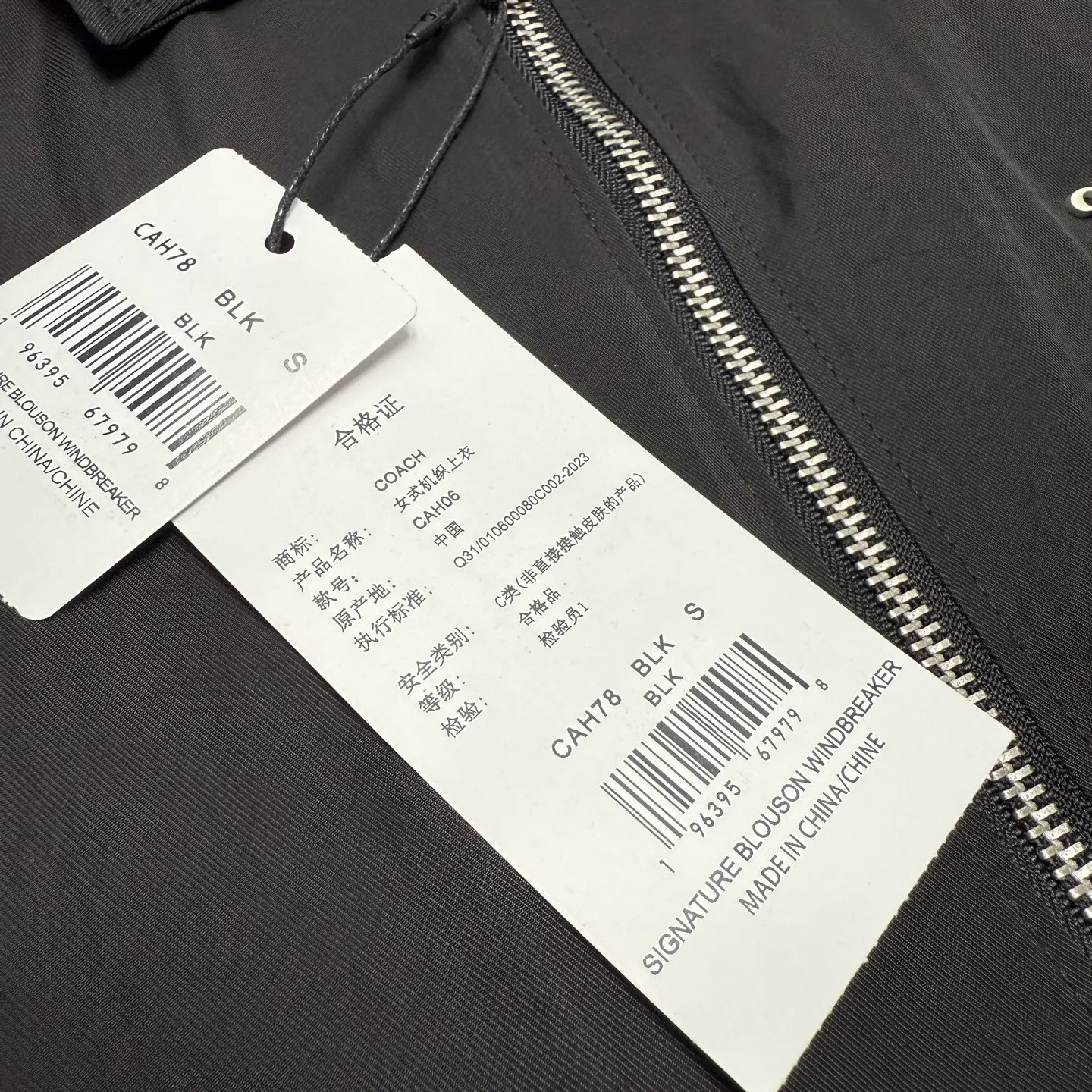 For new arrivals, Coach spring jackets for women. Prada has the same style, with low-key colors and a design with a bit of matte hardware. It has a proper sense of quality and the relaxed feeling of a city walk. At first glance, I am attracted by the fufu little coat. Very classic style. The hem has a closed design, so it can be easily matched with dresses, trousers and short skirts. The design of the short jacket can elongate the body proportions, and it can be worn perfectly with any combination. It is shipped from a trading company, and the quality is absolutely superb. A complete set of customer-supplied auxiliary hardware makes getting in and out of the cabinet stress-free. It can be used to keep wind and warm in early spring, and sunscreen can be used in summer. In autumn, it can be protected from wind. Can be worn from early spring to early autumn. Definitely a must-have for sisters 🤗🤗🤗 Color: Black Composition (polyester fiber) Size: S-L (loose and short version) S size: length 54CM, bust 120CM, shoulder width 49CM, sleeve length 56CM, reference weight 90-105 catties M size: length 56CM, bust 124CM, shoulder width 50CM, sleeve length 57CM Reference weight: 105-115 catties. Size L: length 58CM, bust 128CM, shoulder width 51CM, sleeve length 58CM. Reference weight: 115-130 catties